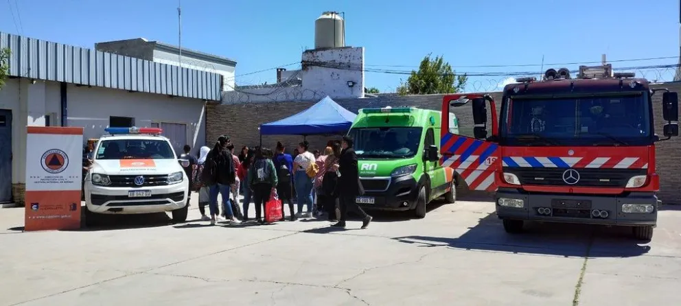 El operativo recreó la colisión entre un colectivo y un auto (imagen gentileza)