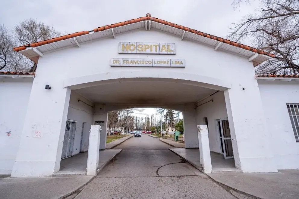Jugaban con una botella de alcohol y un encendedor. (Foto ANR)
