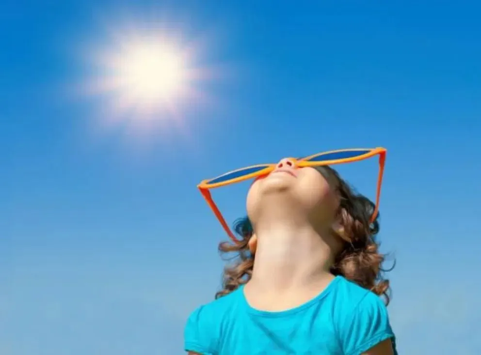 En estos días es importante cuidarse para evitar los golpes de calor y extremar los controles durante la exposición al sol. Foto (Archivo)