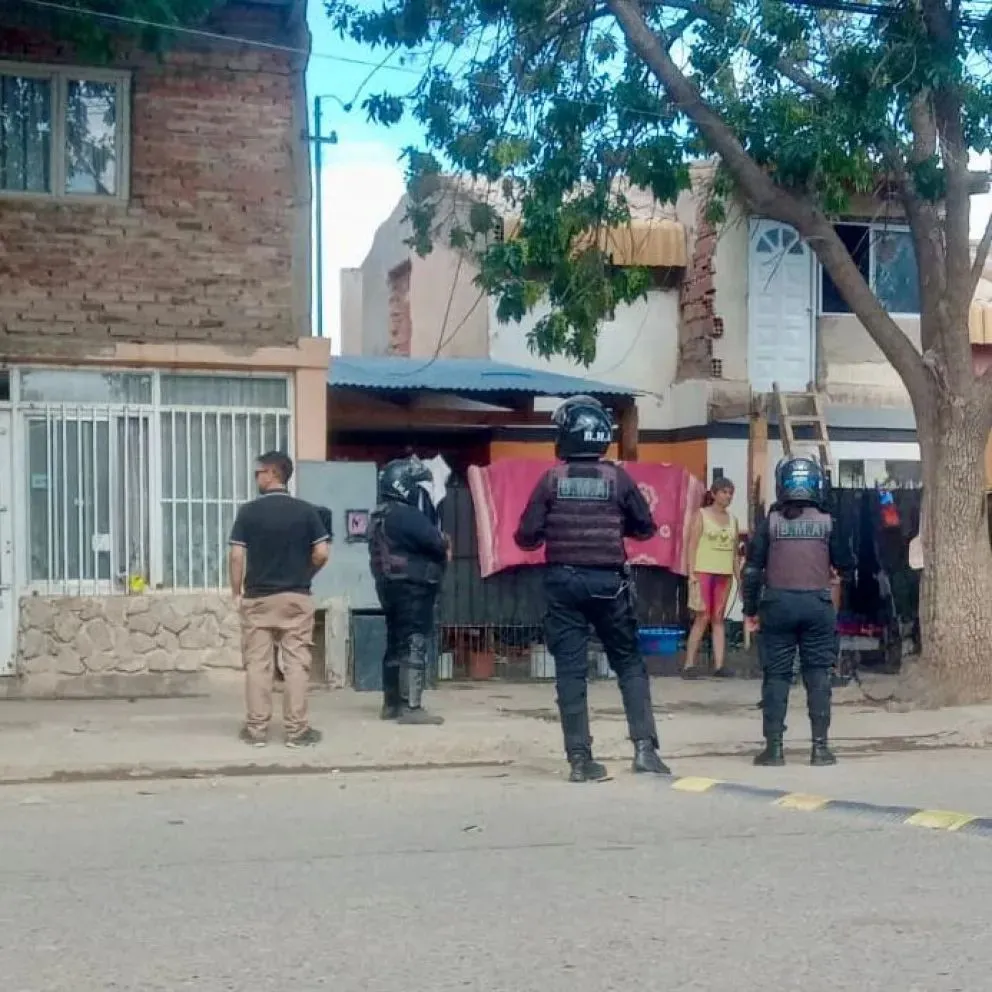 La Municipalidad controla viviendas y comercios junto a la BMA. (Foto: Municipalidad de Cipolletti).