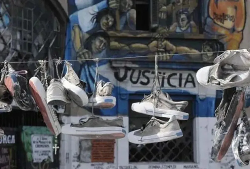 
Las zapatillas de lona, uno de los simbolos que recordará por siempre a las víctimas (Minuto Uno).