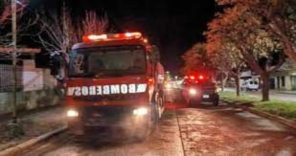 A pesar de la rápida intervención de los bomberos, no se pudo evitar la destrucción total de la vivienda. Foto: gentileza.
