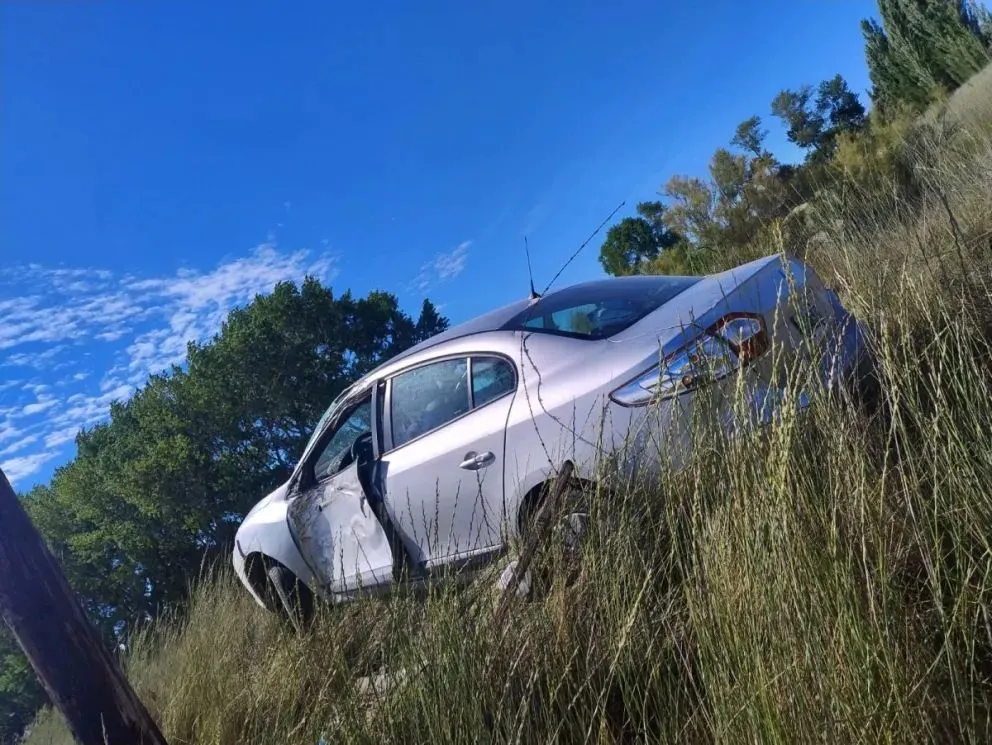 El Renault quedó en la zona de banquina.