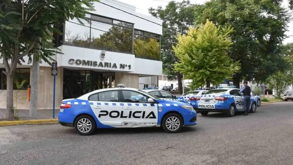 La policía detuvo al vecino cuando salía de la vivienda con el equipo de música de la familia asaltada. Foto: archivo.