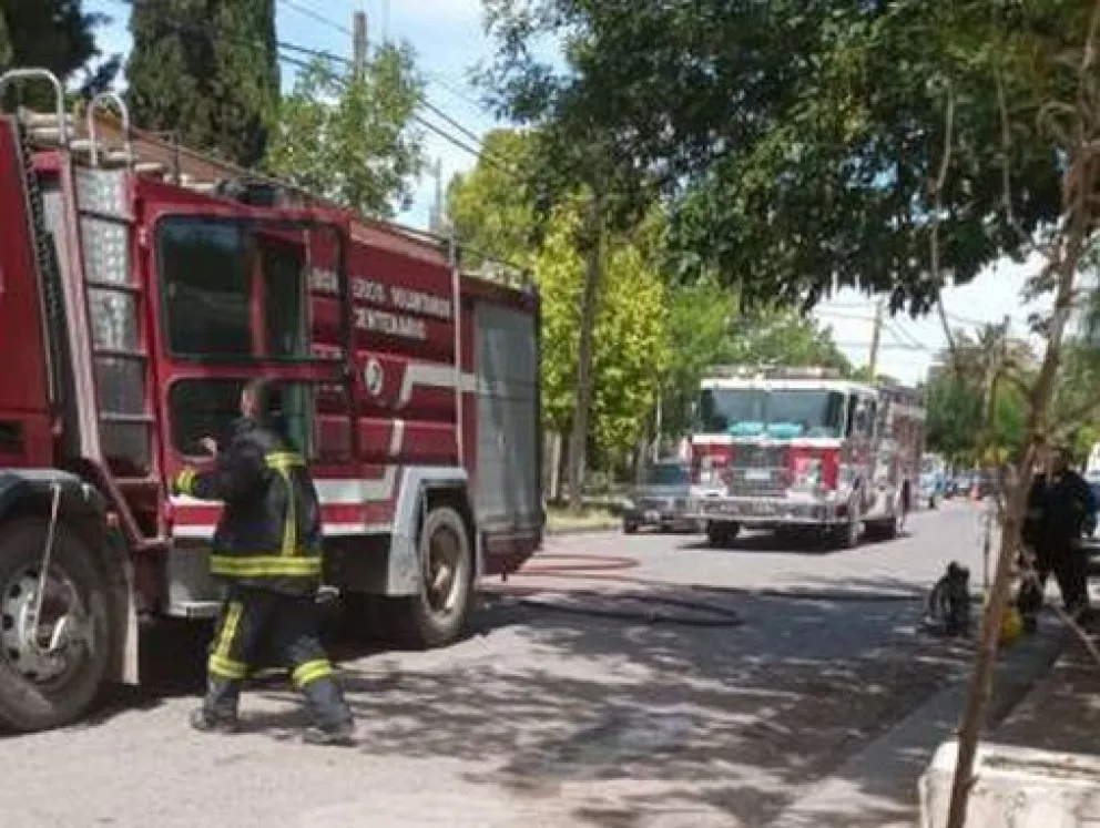 Dos dotaciones de bomberos fueron convocadas para controlar el incendio que provocaron los detenidos. Foto: Policía de Neuquén.