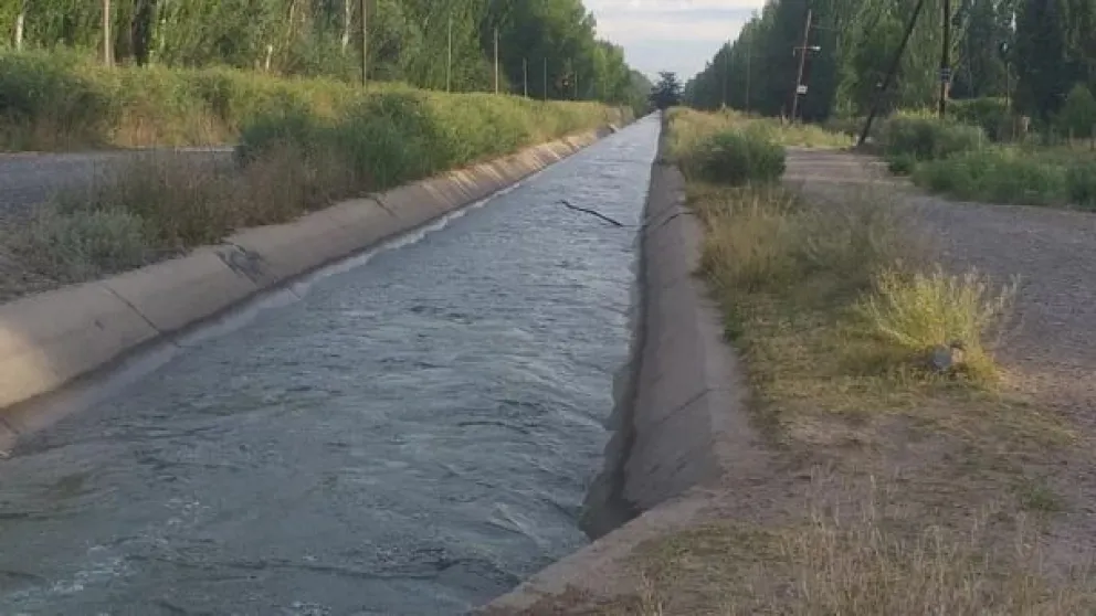 El hecho ocurrió por la tarde cuando una familia se bañaba con sus pequeños en el canal. | Foto gentileza