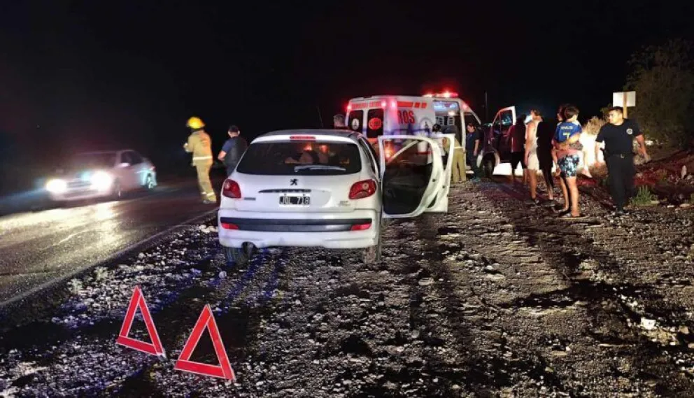 El vehículo embistió a un caballo que se cruzó en la ruta 151. Los daños fueron considerables, pero por fortuna los viajeros resultaron con heridas leves. Foto: gentileza Catriel25.