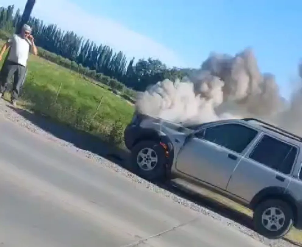 El vehículo se incendió en uno de los accesos a Centenario. La conductora resultó ilesa. Foto: gentileza Centenario Digital.