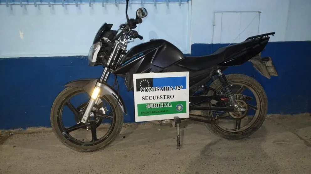 El vehículo apareció tirado en un jardín del barrio La Paz. Foto: Policía Río Negro.
