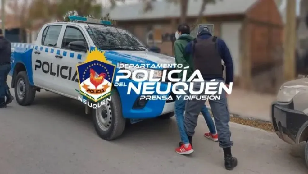 El sujeto, con su hijo pequeño en brazos, atacó a los efectivos policiales y los amenazó. Foto: gentileza policía Neuquén.