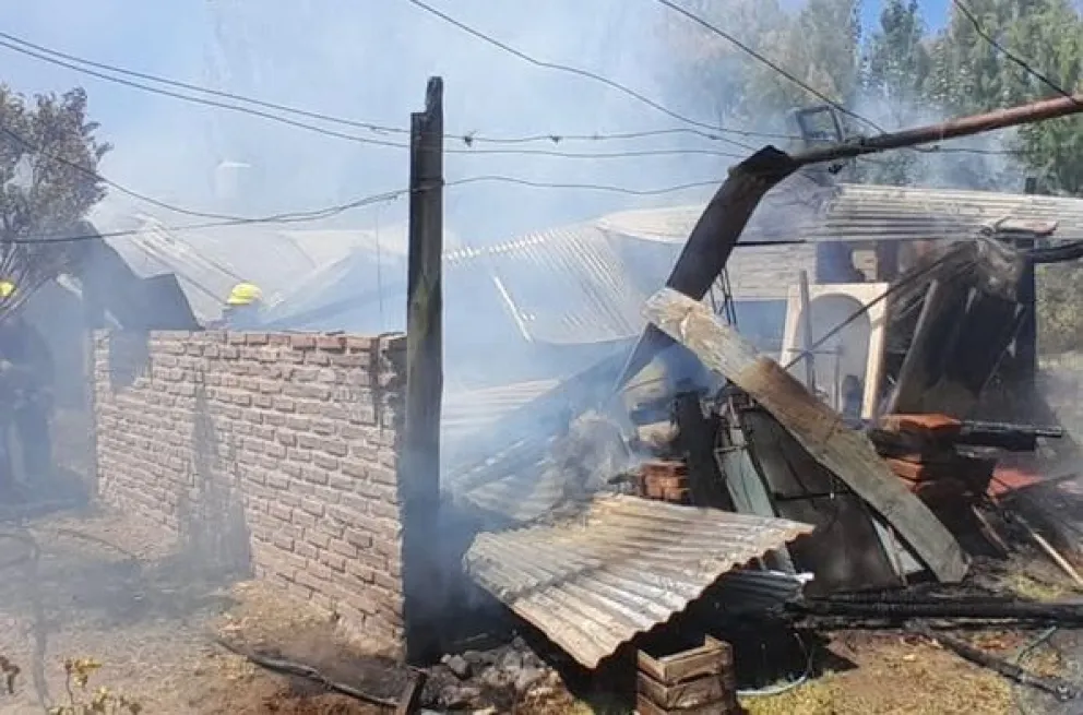 La casa de la villa balnearia se encontraba deshabitada cuando comenzó el siniestro. Foto: gentileza Bomberos.
