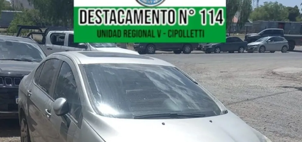 Los vecinos denunciaron que el vehículo se encontraba abandonado. Cuando la policía fue a verificar, encontró que tenía un pedido de secuestro. Foto: Policía Río Negro.