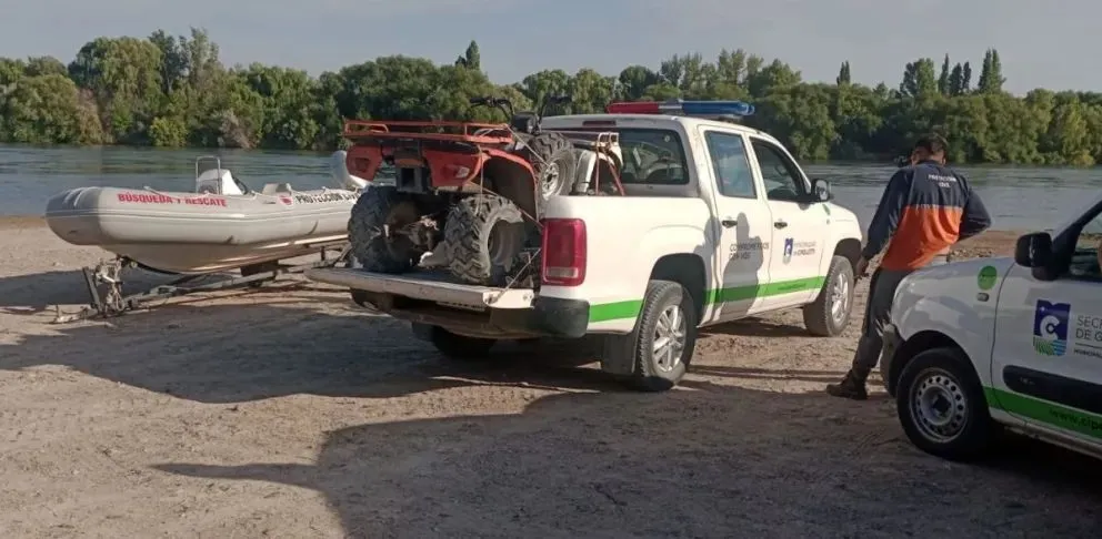 Por una denuncia de algunos vecinos, la búsqueda se extendió al río Negro, entre Roca y Regina. Foto: prensa Municipalidad Cipolletti.