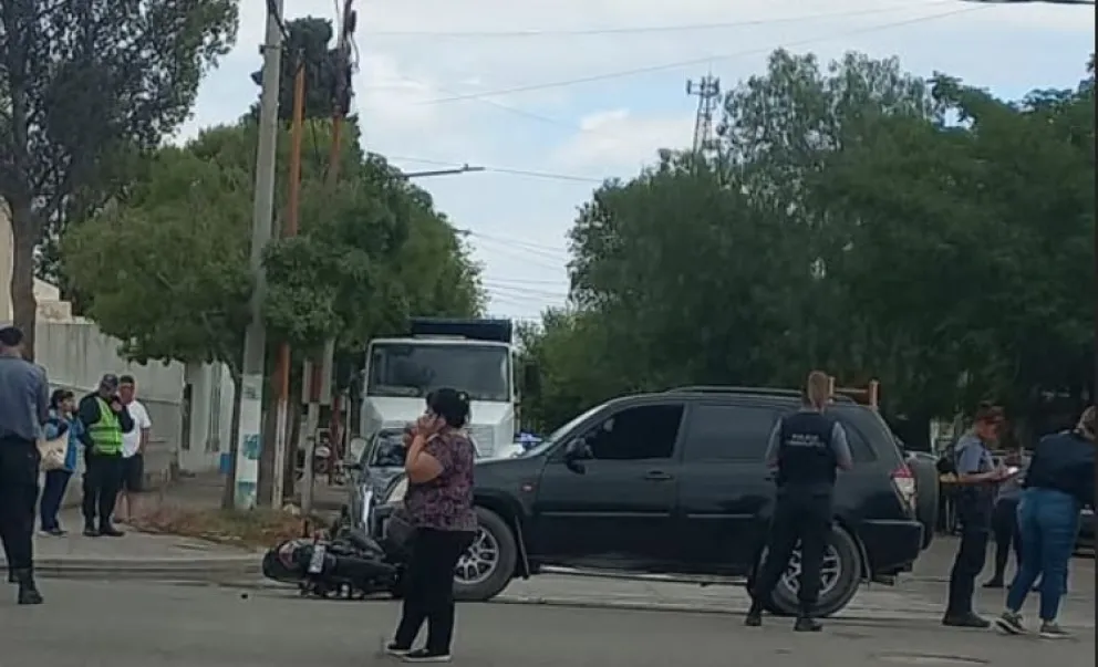 Impactante choque en la esquina de Primeros Pobladores y Perú. El tránsito estuvo interrumpido durante varios minutos. Foto: gentileza C.O.