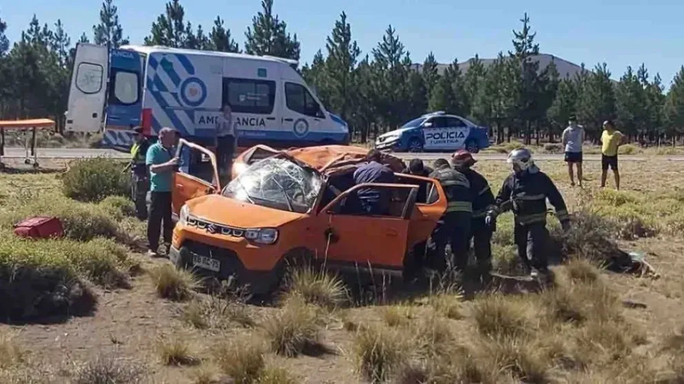 Los ocupantes del Susuki, dos mujeres y un hombre, fueron trasladados al Hospital de Junín de los Andes. Foto: gentileza.