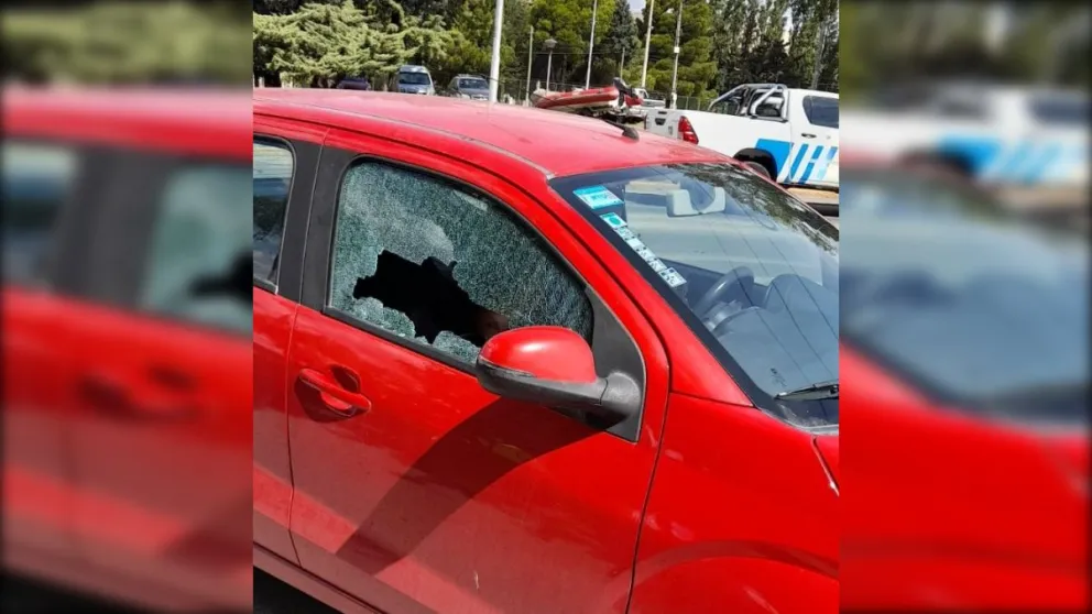 Hoy por la tarde un auto fue atacado a piedrazos| Foto (gentileza)