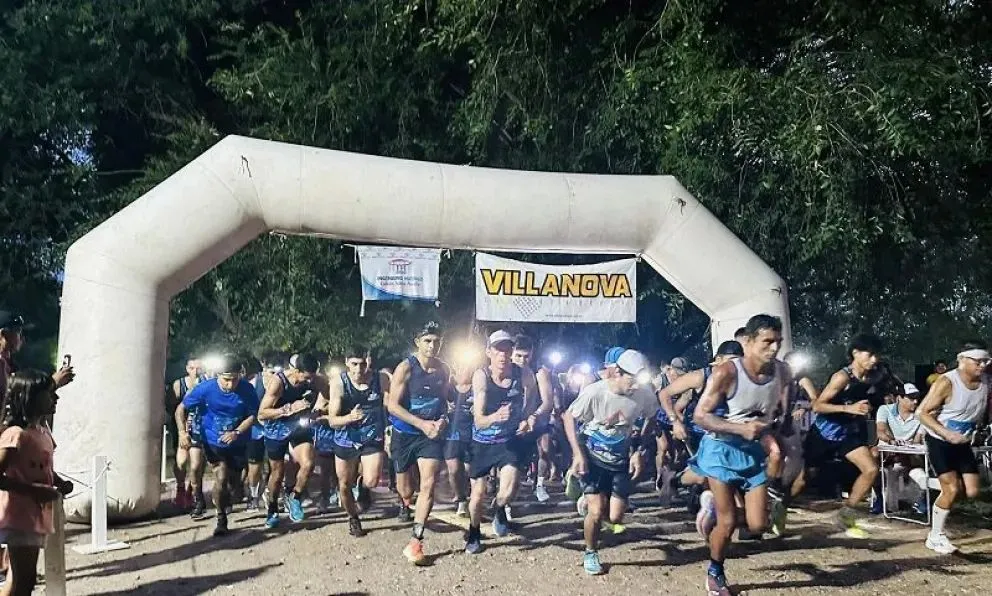 Anoche se corrió la Huergo Night Run con la participación de atletas de distintos puntos del país. (Foto gentileza)