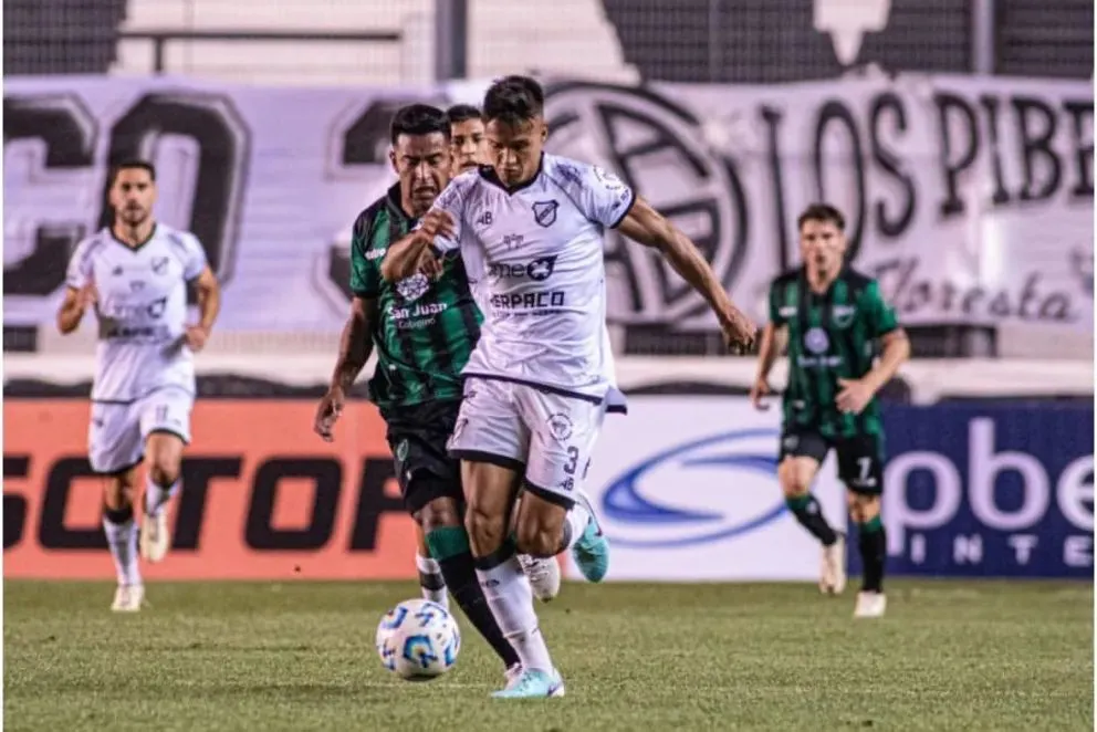 Tras jugar en Cipolletti, Tabares arribó a All Boys donde tuvo una gran temporada en la Primera Nacional.