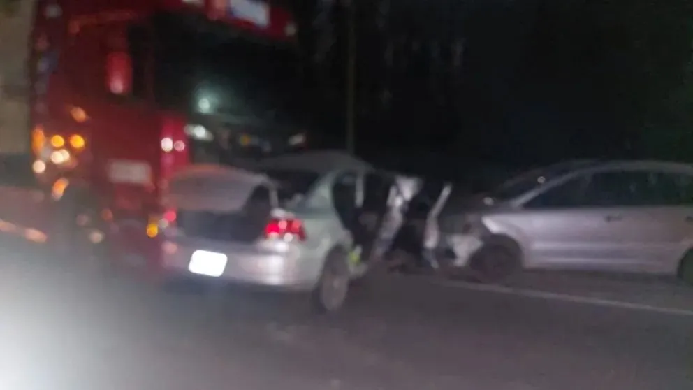 Un camión chileno y dos vehículos protagonizaron el siniestro vial.