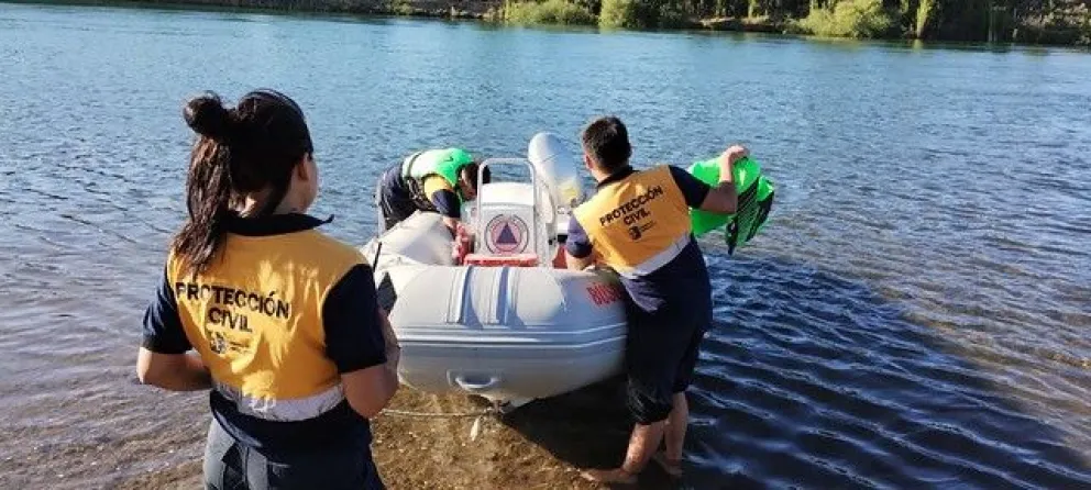 La corriente y fuerza del río Limay dificulta las tareas que las autoridades realizan cada día. 