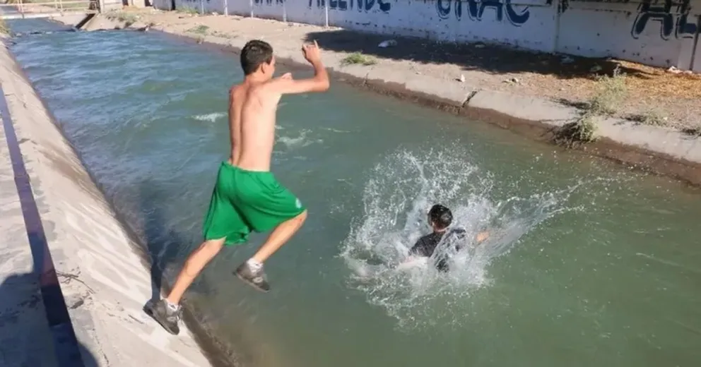 Como todos los veranos los vecinos se bañan en los canales de riego, donde está totalmente prohibido. | Foto (ilustrativa)