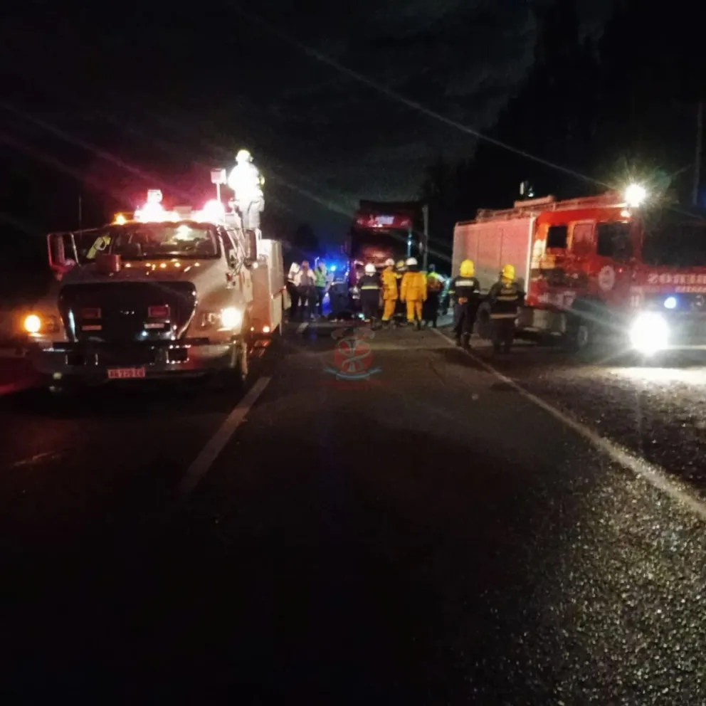 Dos mujeres fallecida en el choque en la ruta 22. | Foto (gentileza Bomberos Voluntarios General Roca)