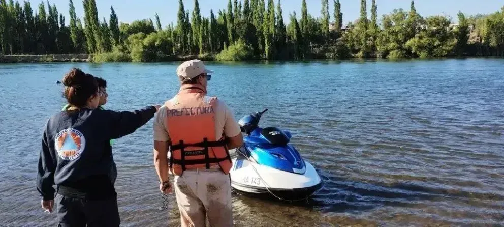 Con lanchas, buzos y equipos de rastreo desde la línea de la ribera, intensifican la búsqueda de la niña. Foto: archivo.