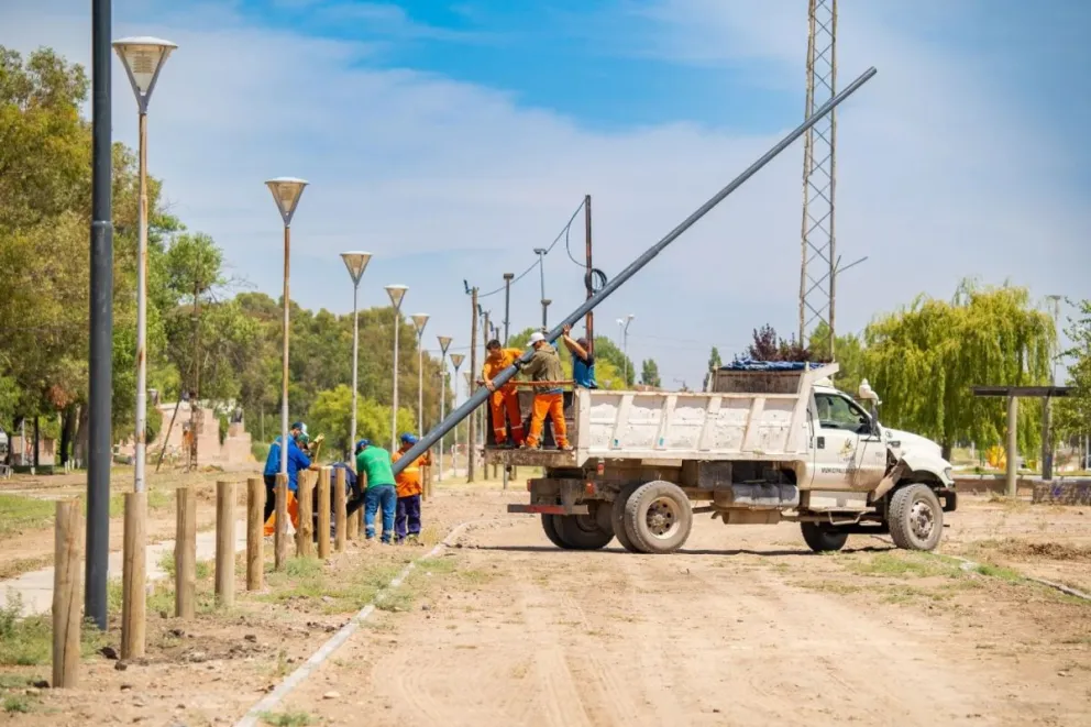 Empleados municipales trabajan para dejar listo el espacio. (Foto Municipalidad de Allen)