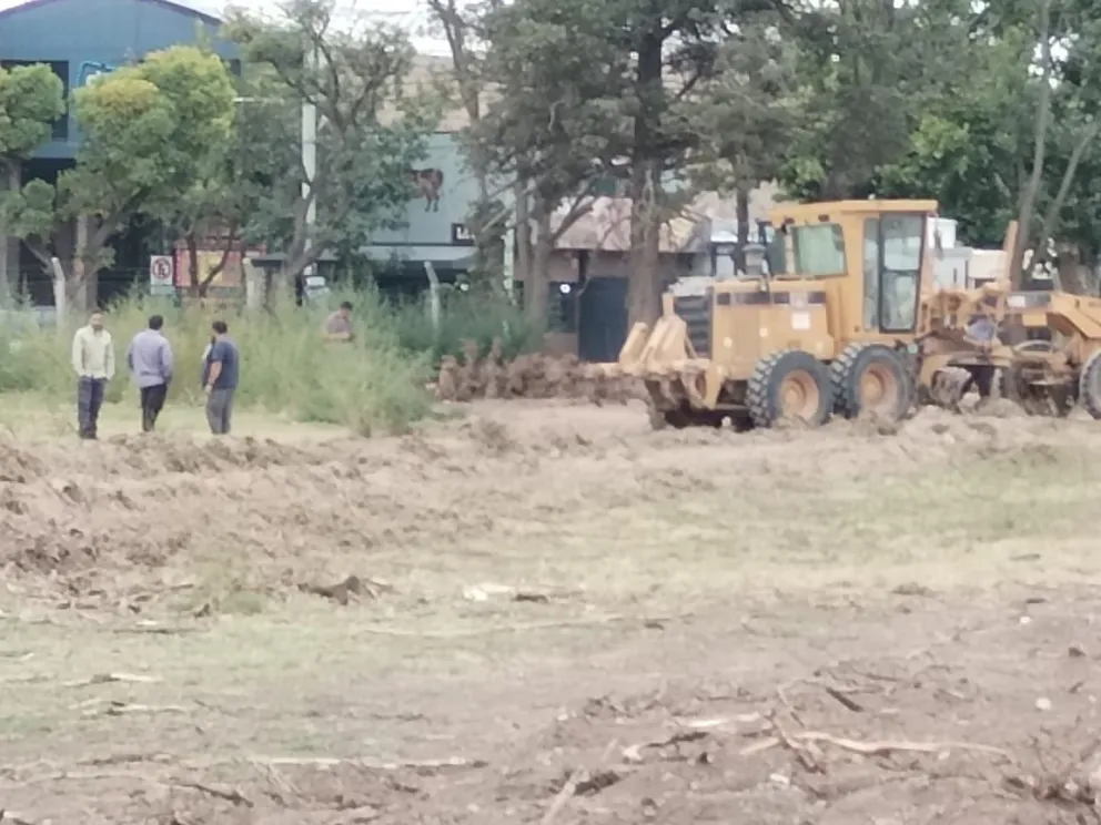 La motoniveladora arrastró durante varios metros al hombre que dormía en el terreno. Foto: Cipo360 M.A.