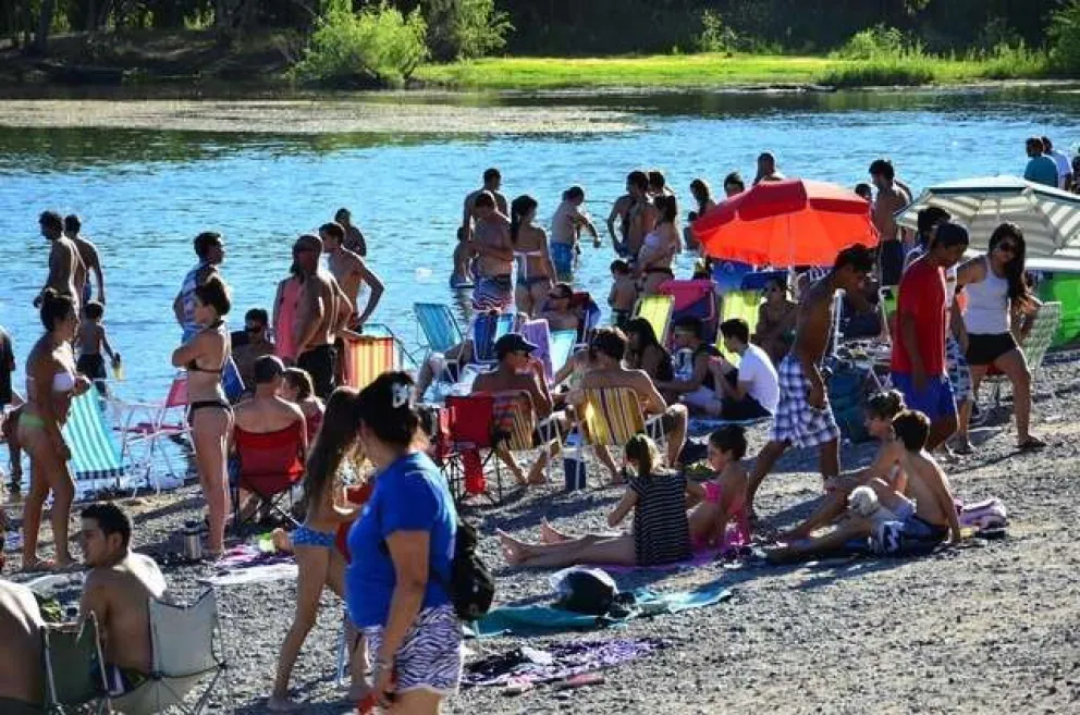 Las zonas habilitadas están indicadas y además cuentan con guardavidas. (Foto Municipalidad de Neuquén)
