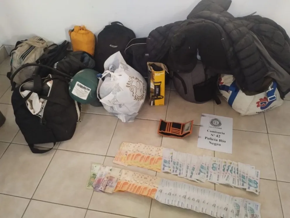 En las mochilas había un millón de pesos en efectivo. (Fotos Policía de Río Negro)