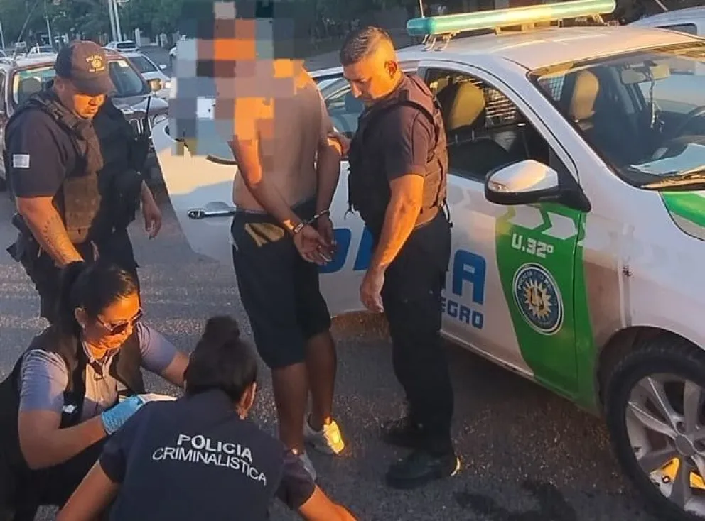 El delincuente fue detenido cuando intentaba fugarse, corriendo por la calle Mariano Moreno. Foto: gentileza.