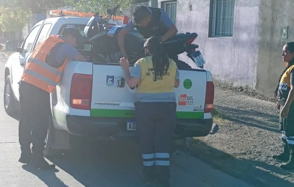 Durante el operativo, la policía logró recuperar una moto que tenía pedido de secuestro por robo. Foto: Policía Río Negro.