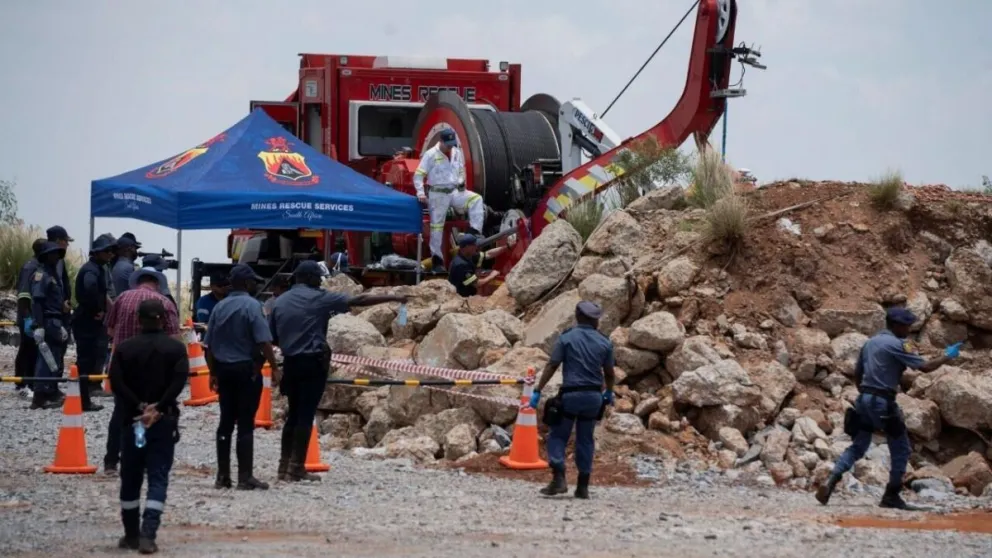 Cientos de mineros estaban en una mina ilegal en Sudáfrica. 