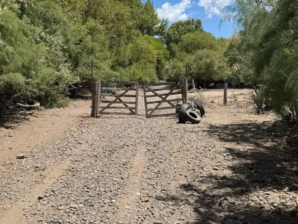 La tranquera cerrada con candado impide el paso por un camino público. La municipalidad irá a la justicia. Foto: Municipalidad de Cipolletti.