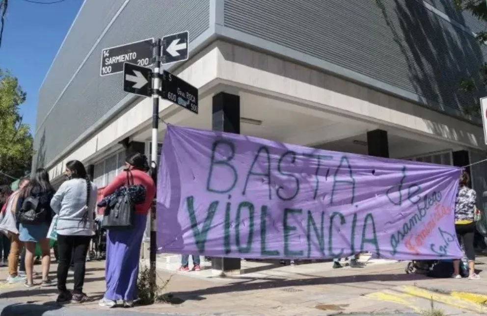 En agosto del año pasado, un fallo de la justicia excluyó al sujeto del hogar y emitió una orden de restricción: no puede estar a menos de 500 metros de su ex pareja.