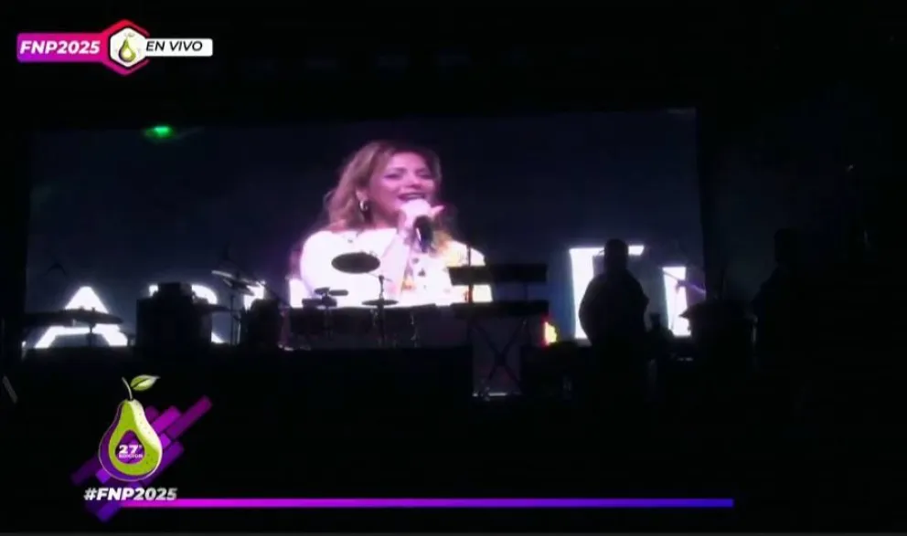 Se proyectó un video de Carina en la pantalla grande. (Fotos Municipalidad de Allen)