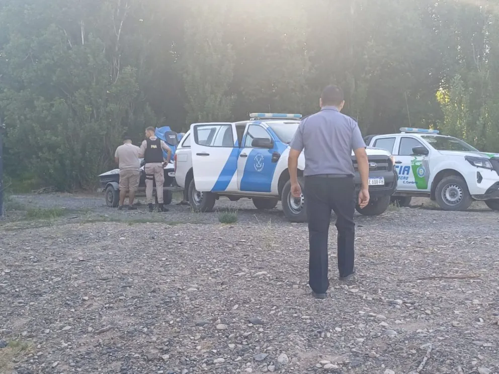 La Policía, Bomberos y Prefectura reactivaron la búsqueda desde muy temprano. Foto: Policía Río Negro.