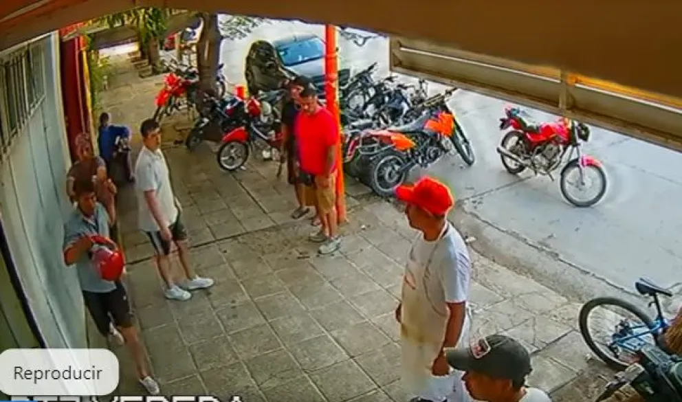 Los compañeros de la joven le exigieron volver a entrar y pedir disculpas.