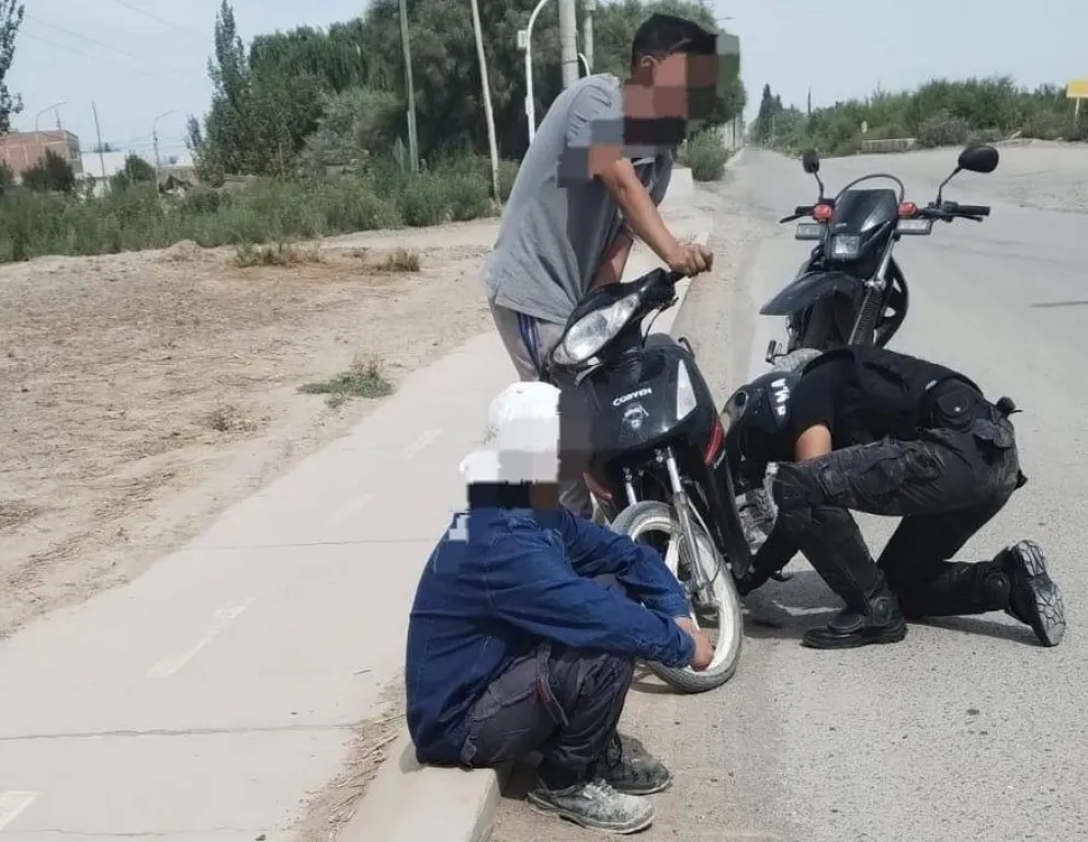 El operativo de control se realizó sobre la calle Illia, en el acceso principal al Distrito Vecinal Noreste. Foto: Policía Río Negro.
