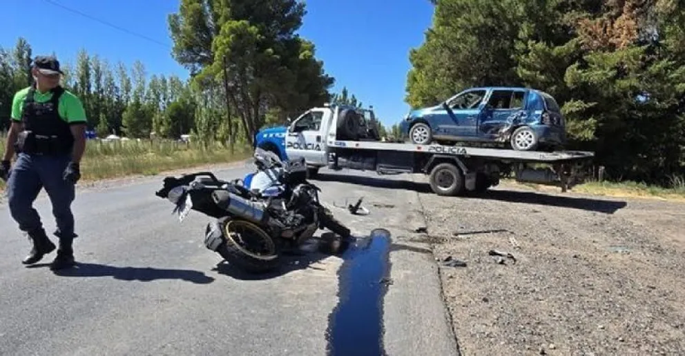 Una de las motocicletas, en la que viajaba una joven pareja de turistas brasileros, impactó contra el auto. | Foto (Policía de Neuquén)