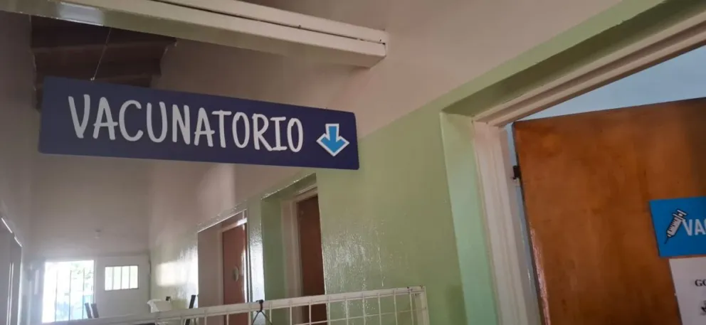Hace unos meses que el vacunatario funciona de manera definitiva en calle Pastor Bowdler al 1200, a dos cuadras del Hospital. | Foto (Daniela Luján)