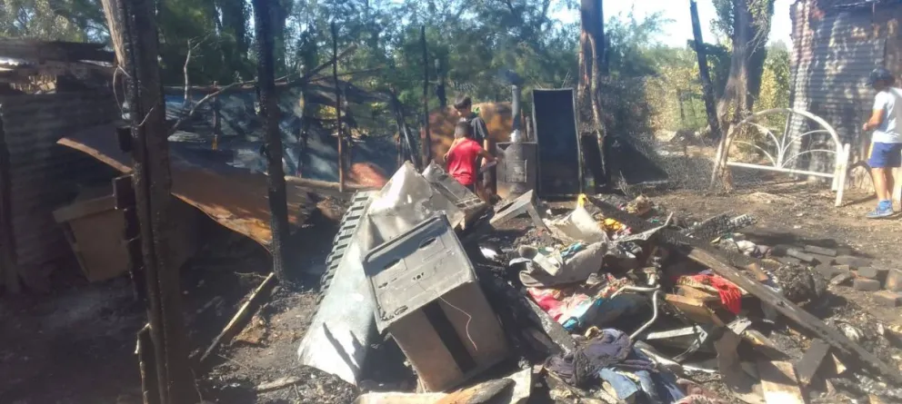 Los Bomberos trabajaron una hora y lograron extinguir el fuego.