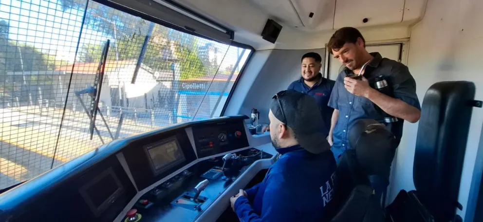 El intendente realiza una primera prueba para que todo esté en condiciones. (Foto Daniela Luján)