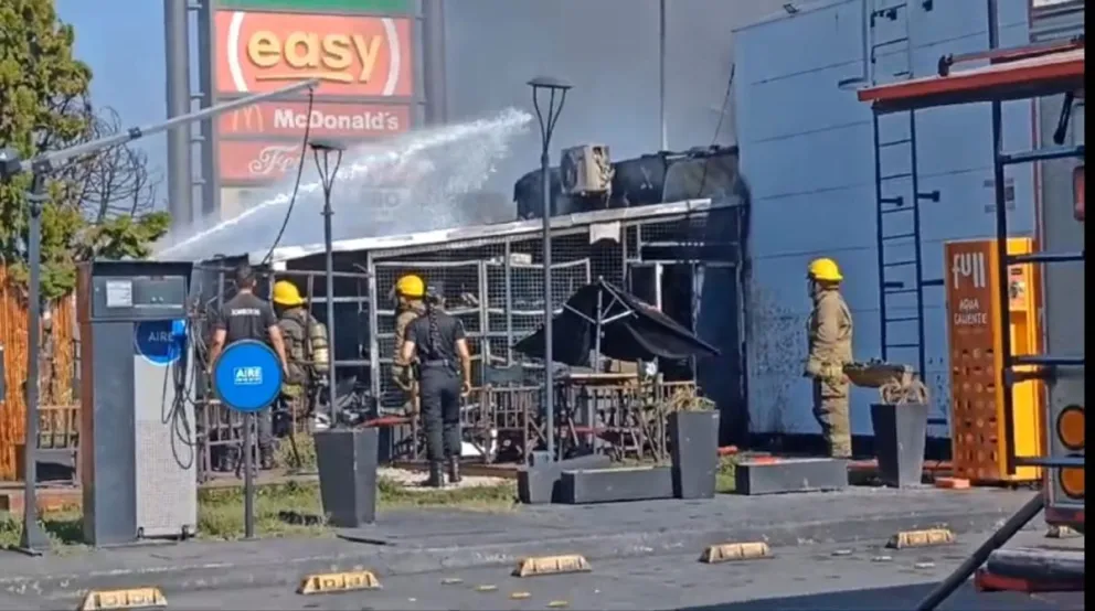 Momentos de tensión y pánico se vivieron esta mañana en el barrio La Sirena: las llamas amenazaban el depósito de combustibles de la estación de servicios. Foto: gentileza Canal 7.