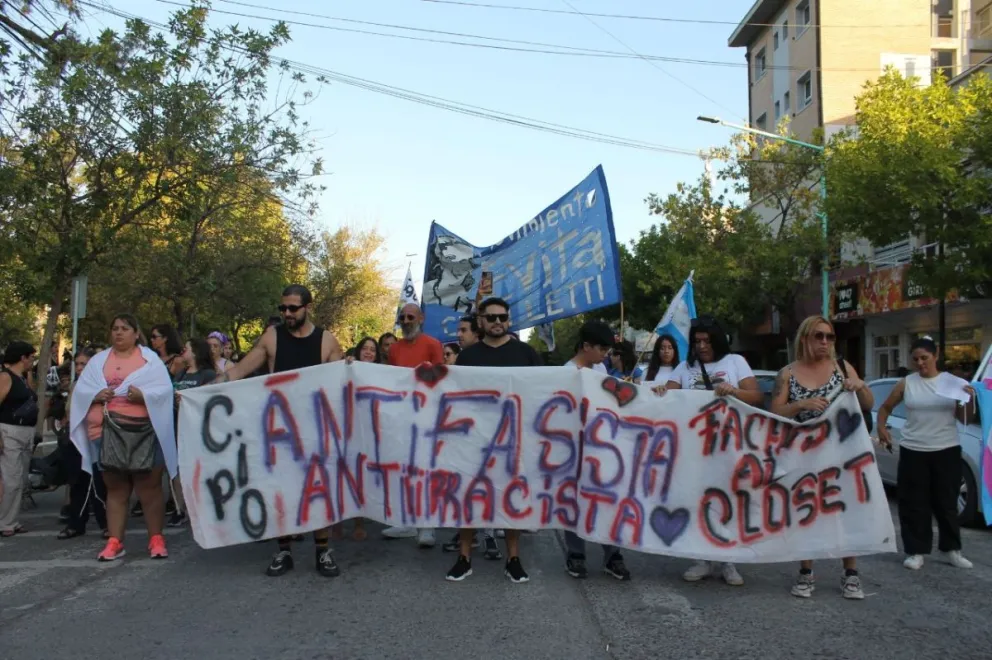 Marcha Federal del Orgullo Antifascista y Antirracista en Cipolletti. | Foto (gentileza Sil Ojeda)