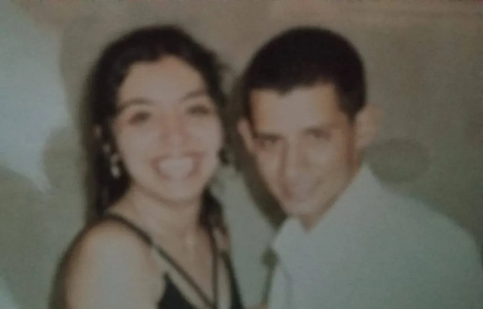 Emanuel, junto a una de sus hermanas en una antigua foto del álbum familiar. Su sobrina lo busca a través de las redes sociales. Imagen: Facebook.