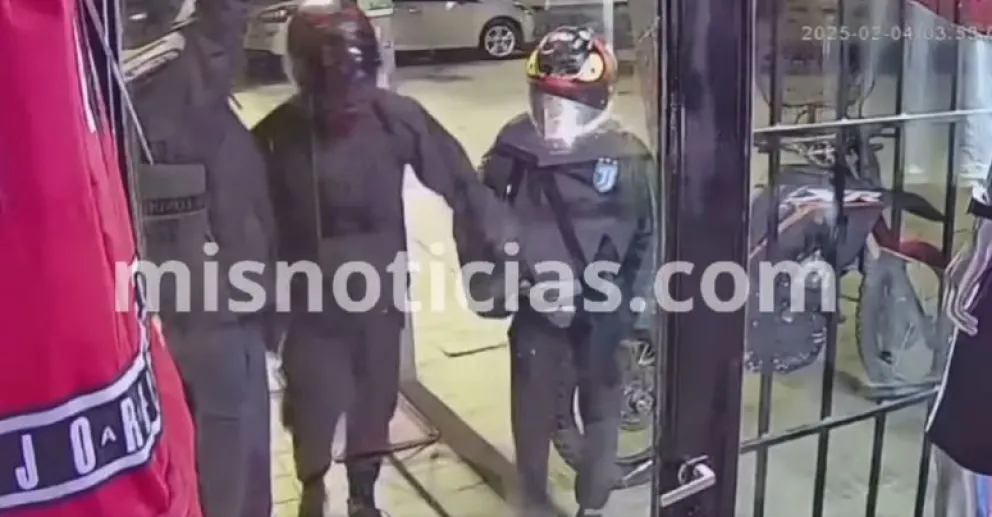 En las imágenes se ve a tres personas ingresando y a un cuarto haciendo de campana en la vereda.