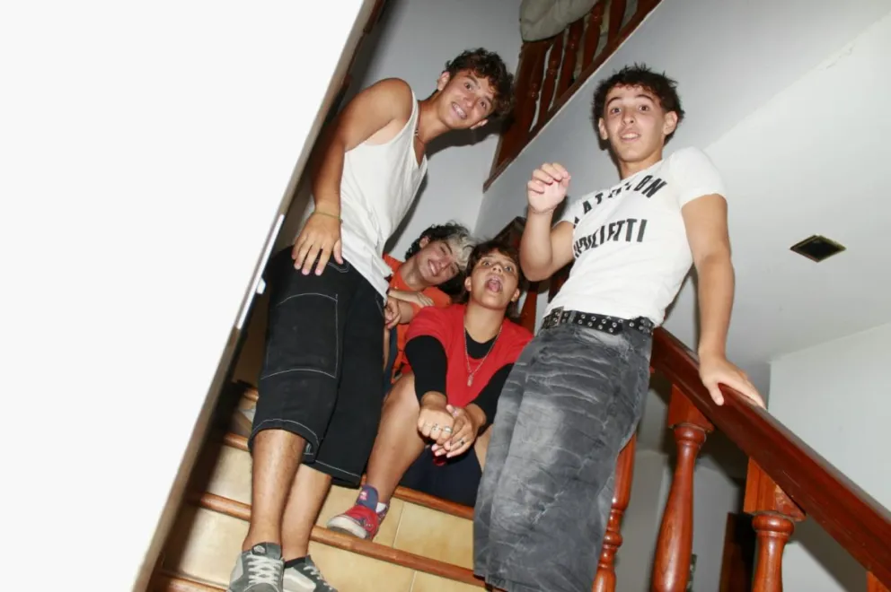 La banda se dedica a hacer covers de rock y trabajan para poder lanzar su primer álbum con temas propios.