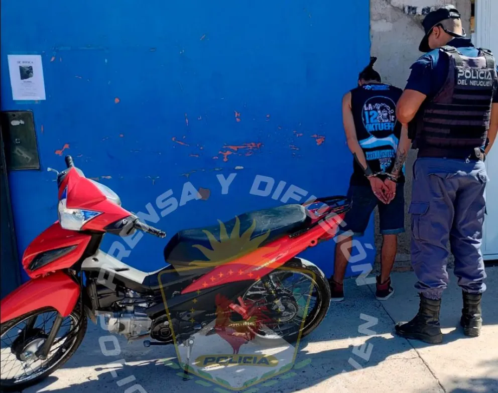 La moto no tenía patente, pero sí había una denuncia por robo. El conductor quedó demorado y con una causa judicial por encubrimiento. Foto: Policía de Neuquén.